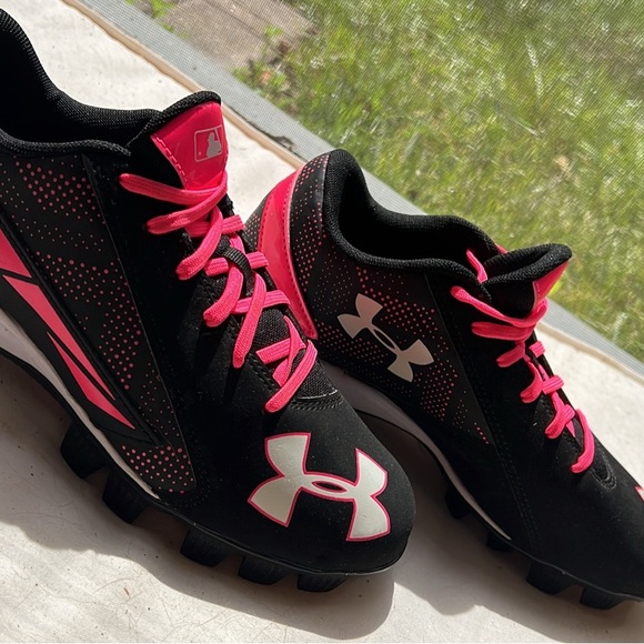 Under armour softball cleats - youth 6 - fits women’s 7.5ish - Picture 4 of 4